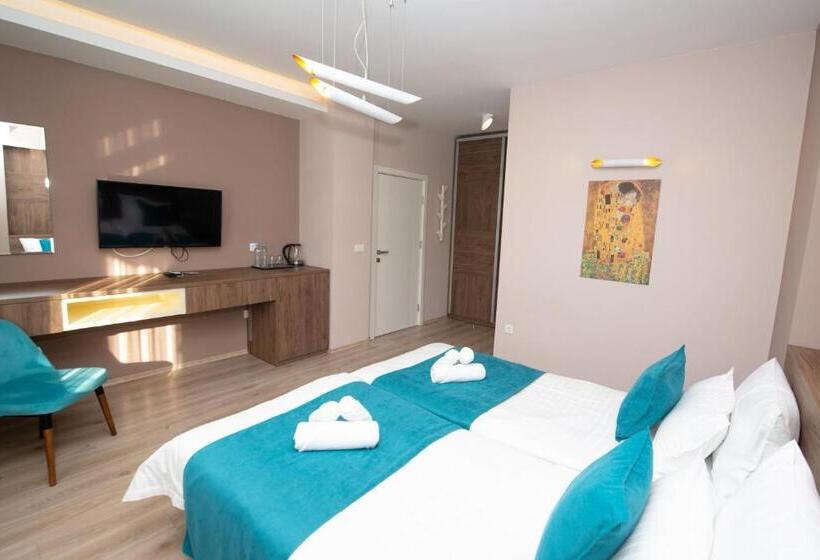 اتاق لوکس با بالکن, Zaro Apartments