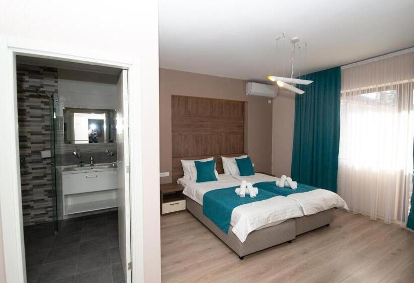 اتاق لوکس با بالکن, Zaro Apartments