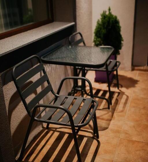 اتاق لوکس با بالکن, Zaro Apartments