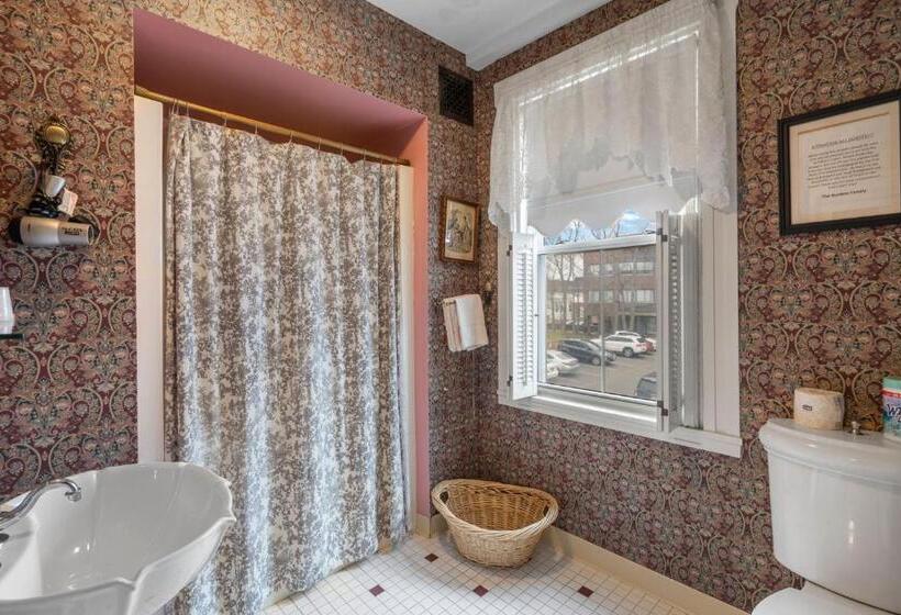 バス共有のスタンダードルーム, Lizzie Borden House