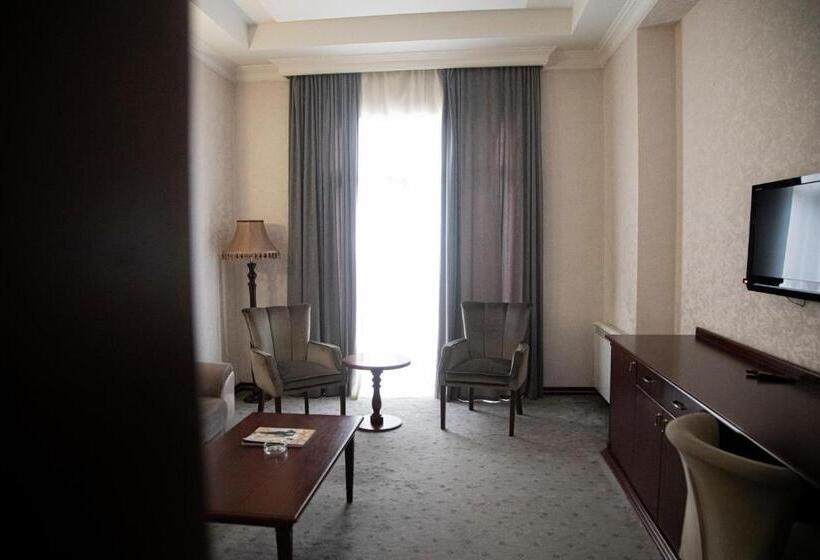 سوئیت با تخت بزرگ, Capitol