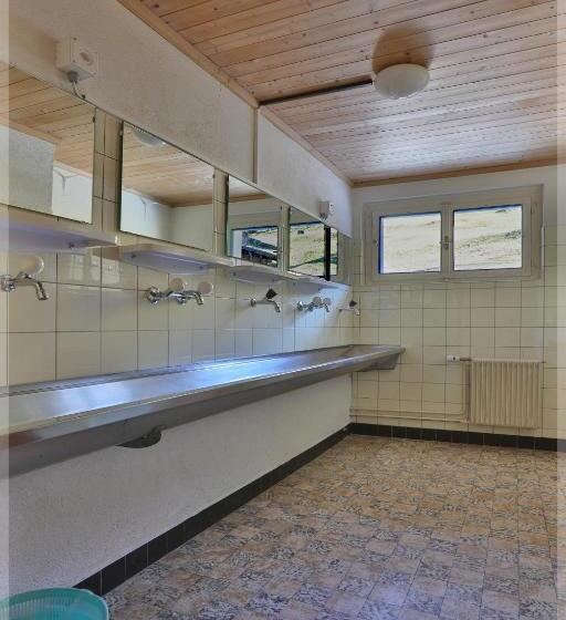 ルームシェアのワンベッド, Gasthaus Bellawiese