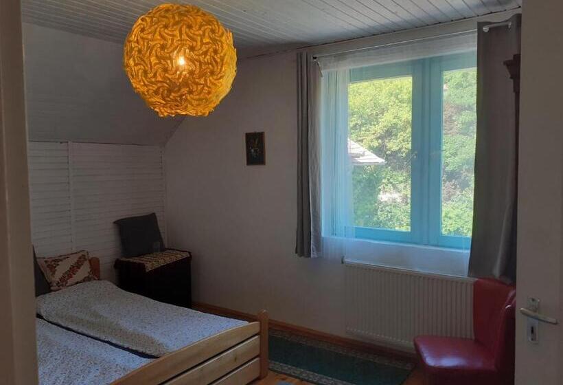 标准间, Mákvirág Ház