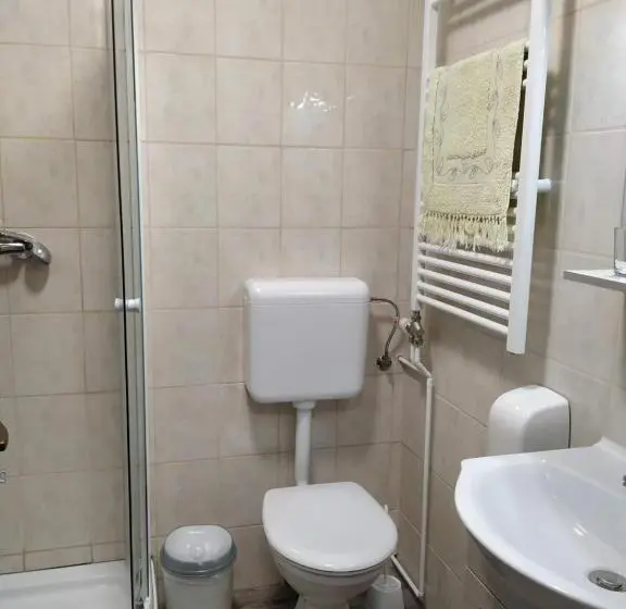 スタンダード4人部屋, Régi Csárda és Panzió