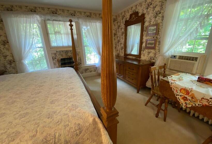 מיטת קינג בסוויטה, Bernard Gray Hall Bed And Breakfast