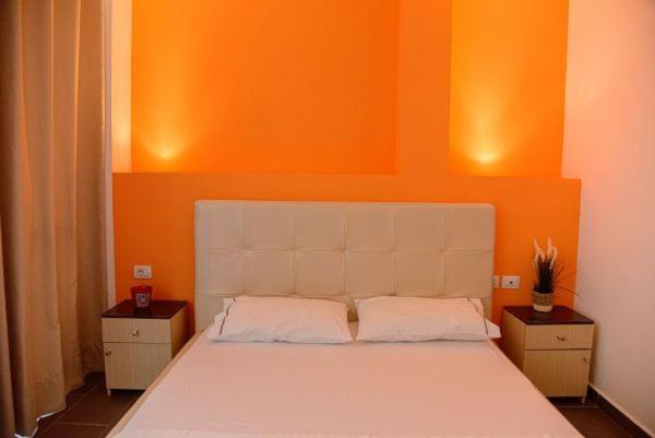 חדר סטנדרט לשלושה, Aurora