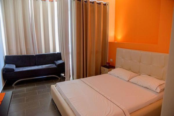 חדר סטנדרט לשלושה, Aurora