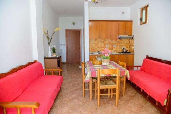 דירת חדר נוף לים, Aurora