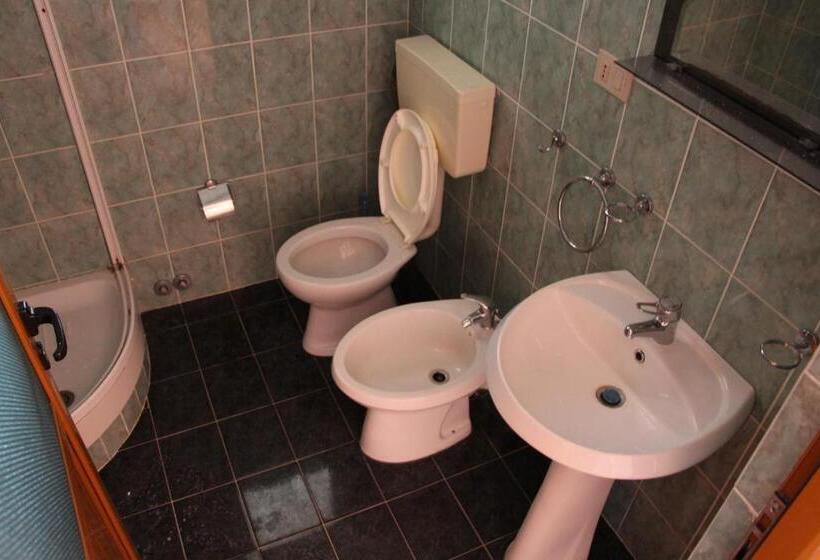 דירת חדר נוף לים, Aurora