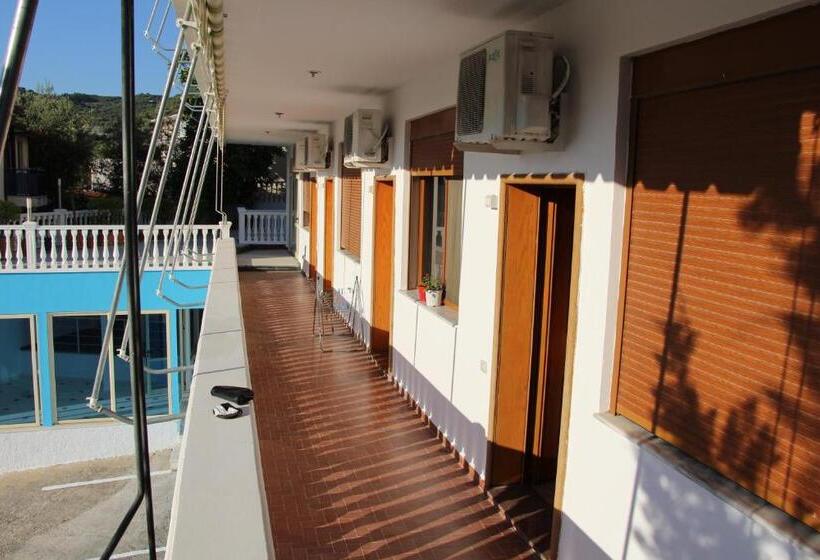 דירת חדר נוף לים, Aurora