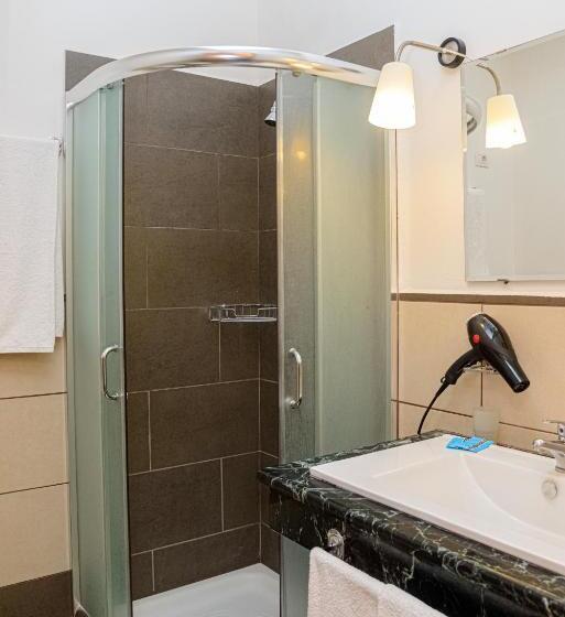 חדר סטנדרט לשלושה, Aurora