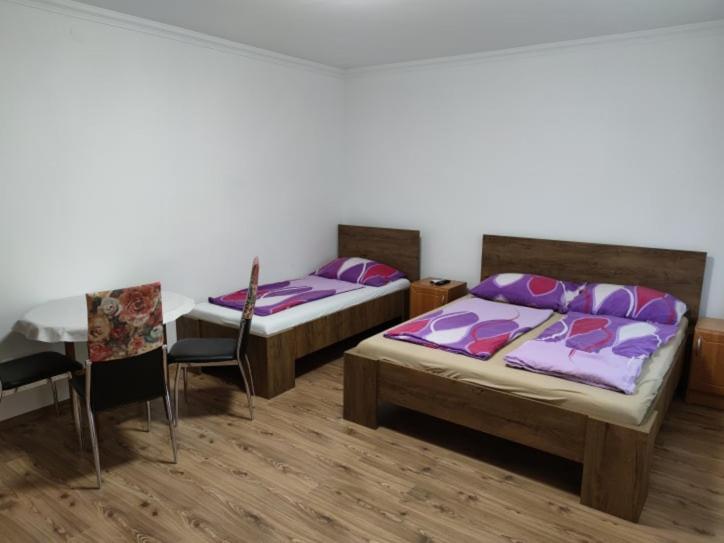 إستوديو قياسى, Emese Apartman