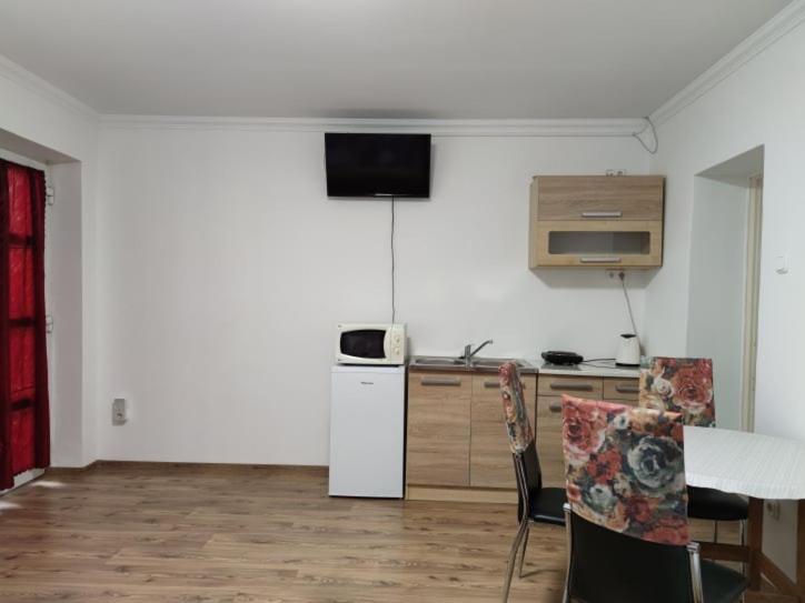 إستوديو قياسى, Emese Apartman