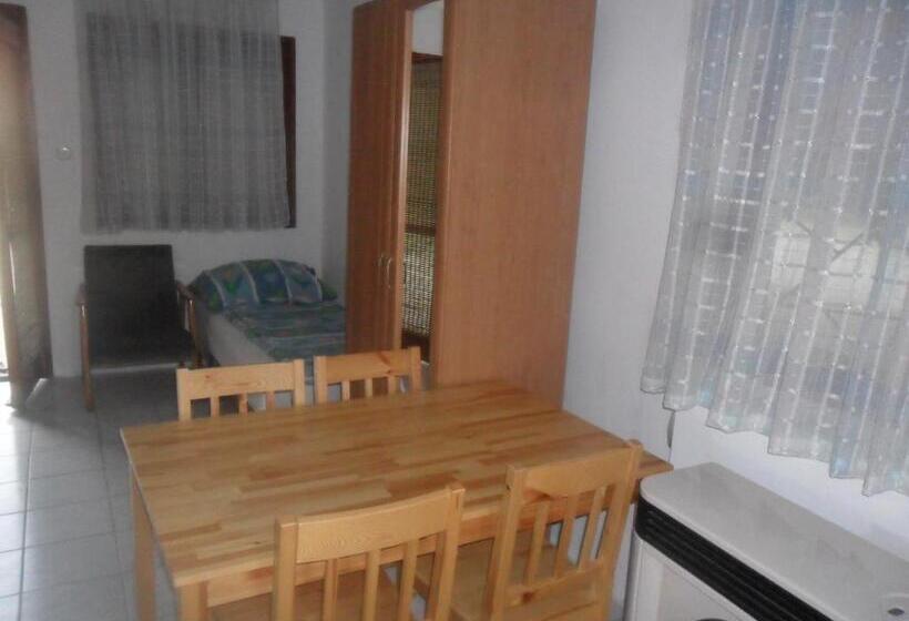 إستديو عائلى, Emese Apartman