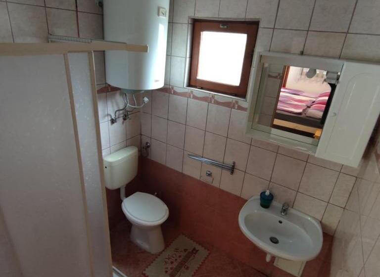 إستديو عائلى, Emese Apartman
