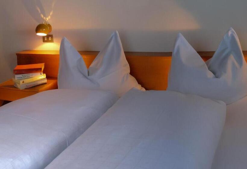 标准间, Adler Carezza