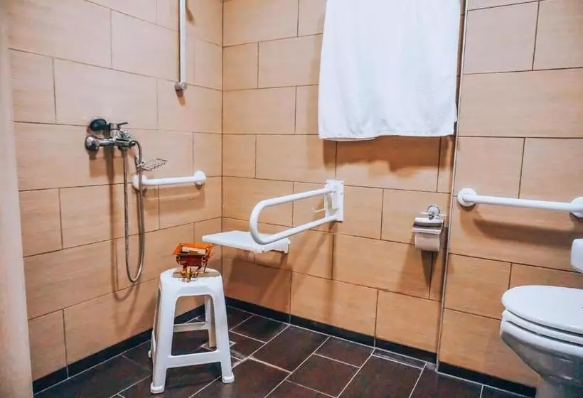 Standard Room King Bed Adapted for people with reduced mobility
