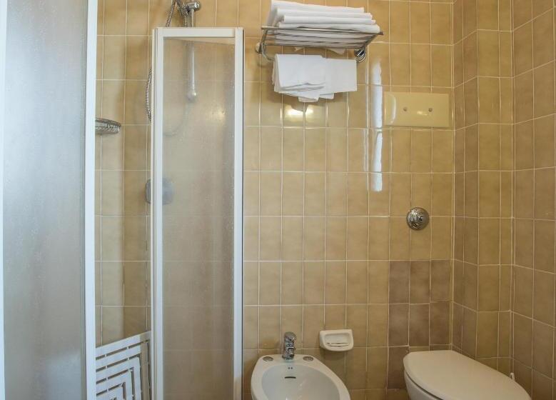 スタンダード4人部屋, Genzianella