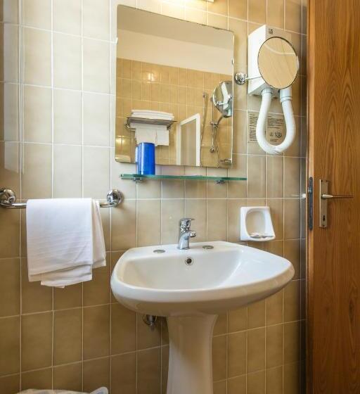 スタンダード4人部屋, Genzianella