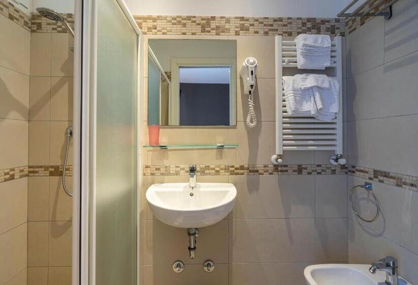 חדר קומפורט לשלושה, Mocambo