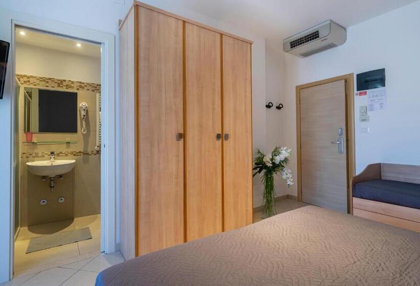 חדר קומפורט לשלושה, Mocambo