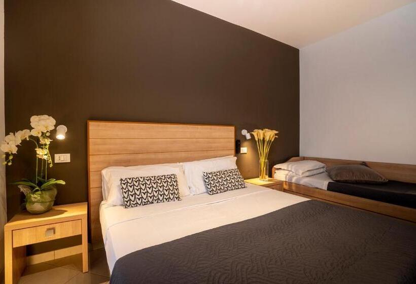 חדר קומפורט לשלושה, Mocambo