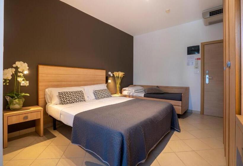 חדר קומפורט לשלושה, Mocambo