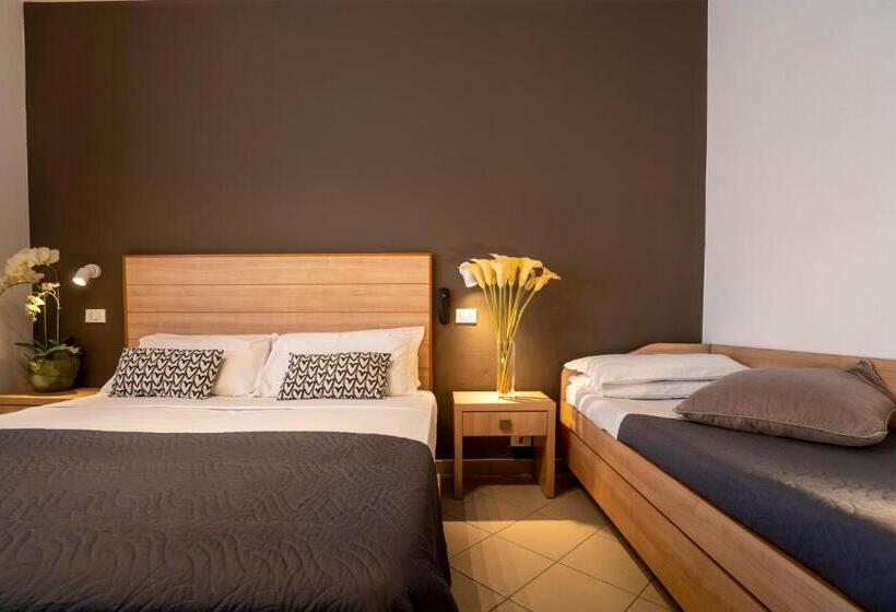 חדר קומפורט לשלושה, Mocambo