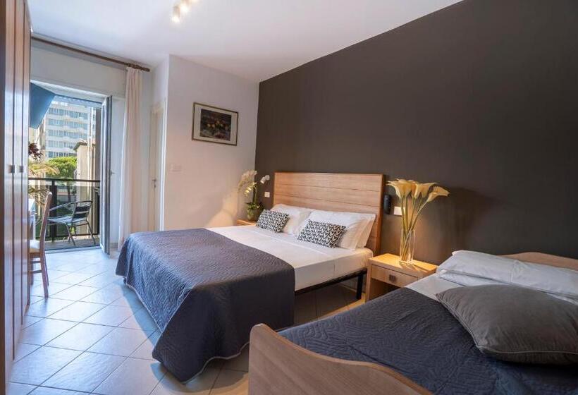 חדר קומפורט לשלושה, Mocambo