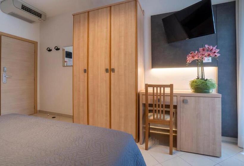 חדר קומפורט לשלושה, Mocambo