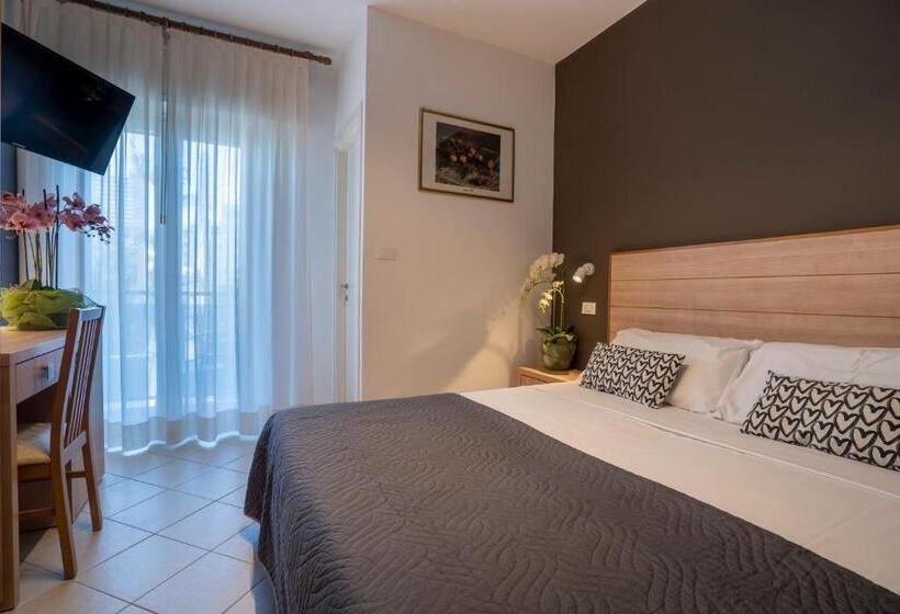 חדר קומפורט לשלושה, Mocambo