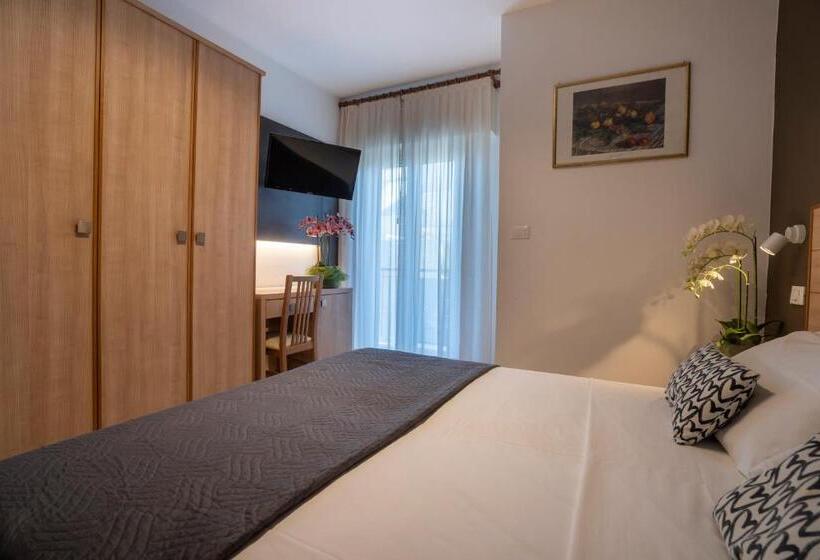 חדר קומפורט לשלושה, Mocambo