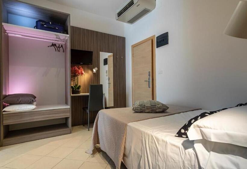 חדר משפחתי, Mocambo