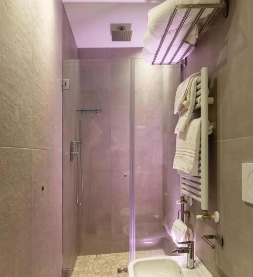 חדר משפחתי, Mocambo