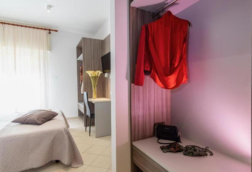 חדר משפחתי, Mocambo