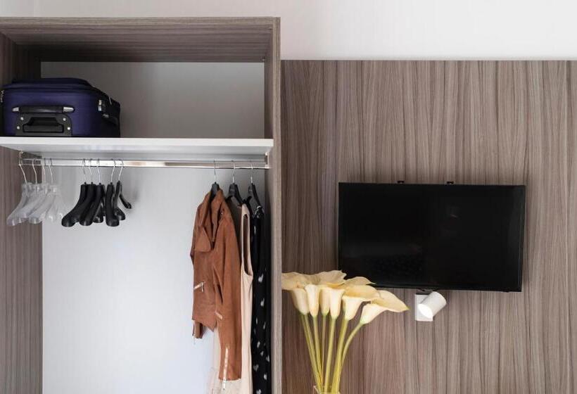 חדר משפחתי, Mocambo