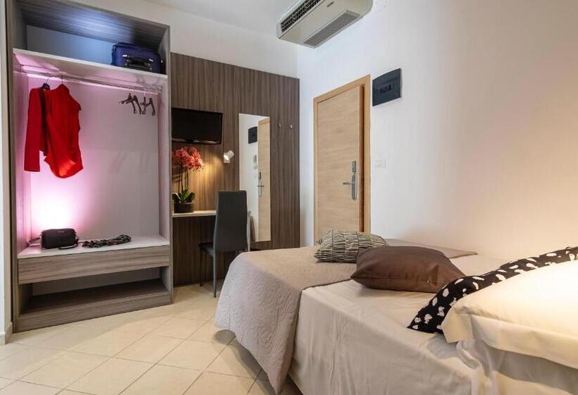 חדר משפחתי, Mocambo