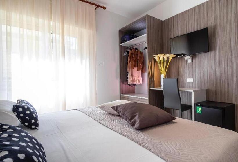 חדר משפחתי, Mocambo