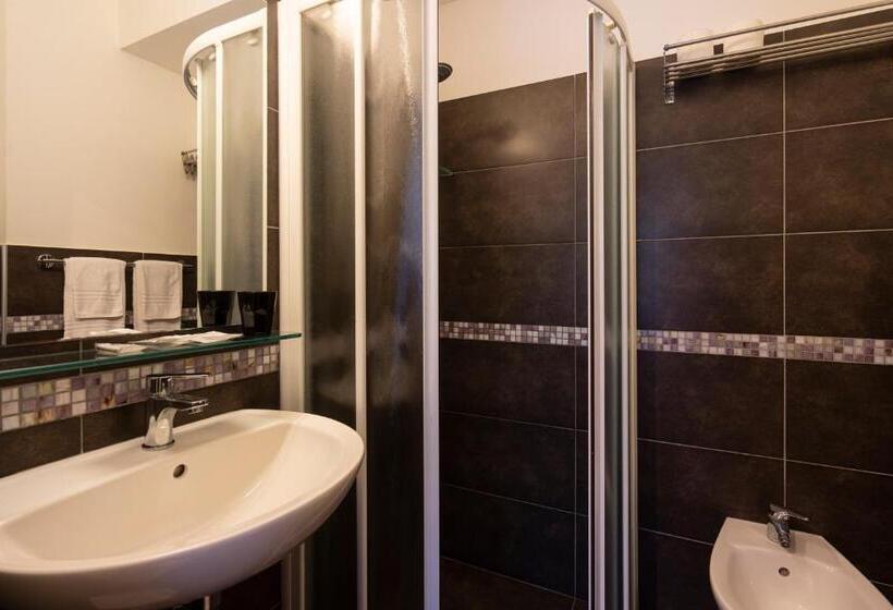 חדר אקונומי, Mocambo