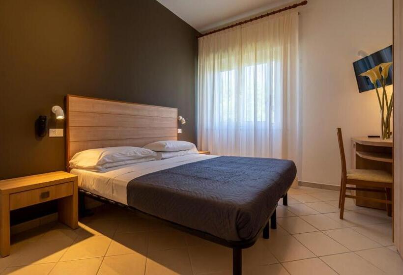 חדר אקונומי, Mocambo