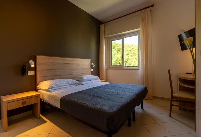 חדר אקונומי, Mocambo