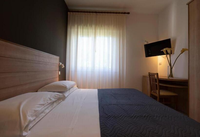 חדר אקונומי, Mocambo