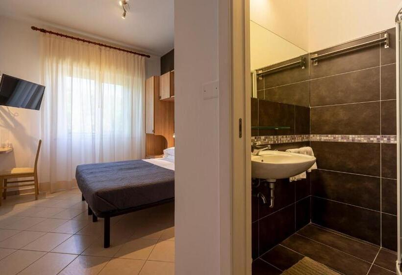 חדר אקונומי, Mocambo