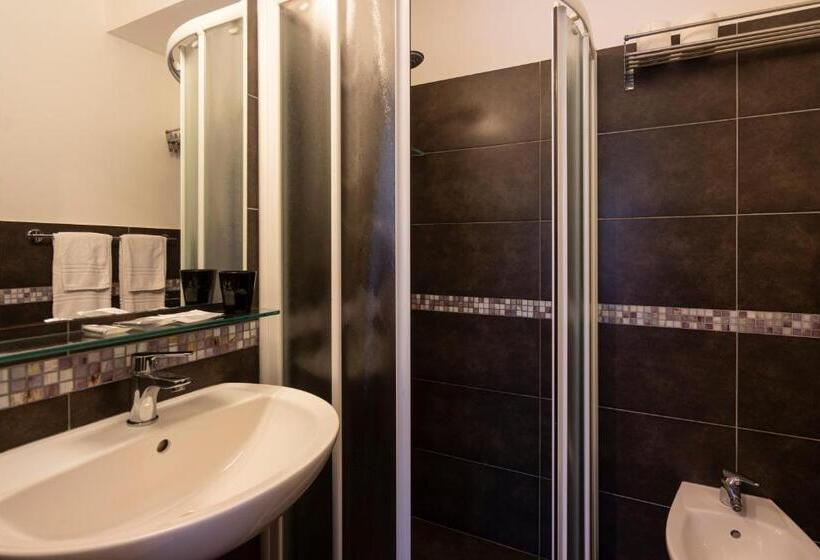 חדר סופריור לשלושה, Mocambo