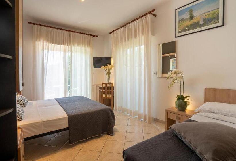 חדר סופריור לשלושה, Mocambo