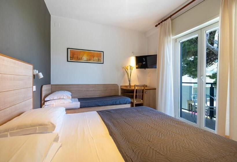 חדר סופריור לשלושה, Mocambo