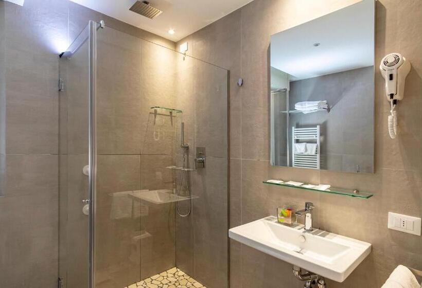 חדר סטנדרט מותאם לאדם עם מוגבלויות, Mocambo