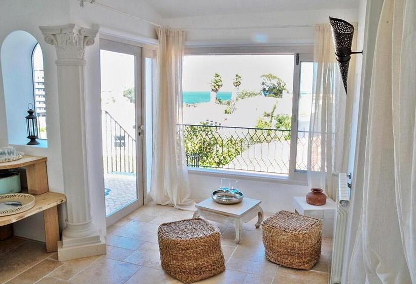オーシャンビュースーペリアースイート, Uma Casa A Beira Sol