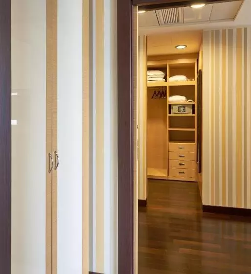 سوییت جونیور, Unahotels Varese