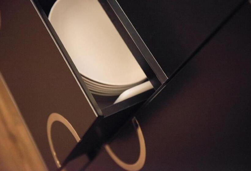 استودیوی لوکس, Verona House Apart